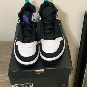 I am selling a pair of Air Jordan Fadeaways that are a size 10.5